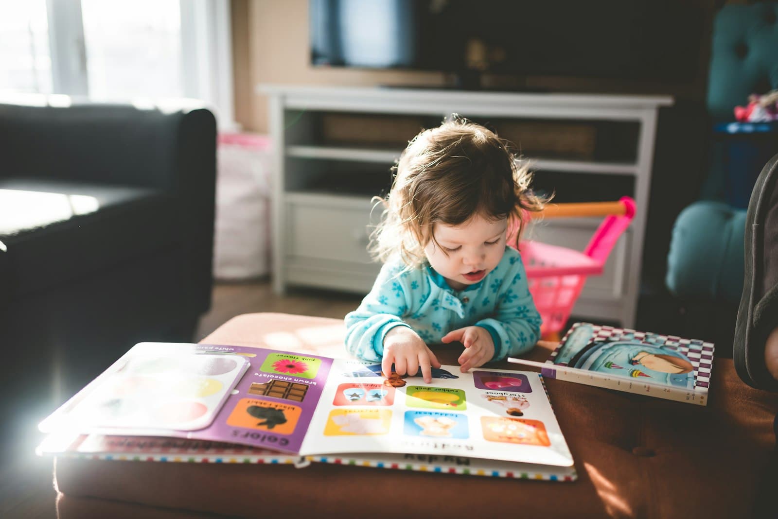 Padres y una niña sentados juntos, escuchando pautas de orientación educativa