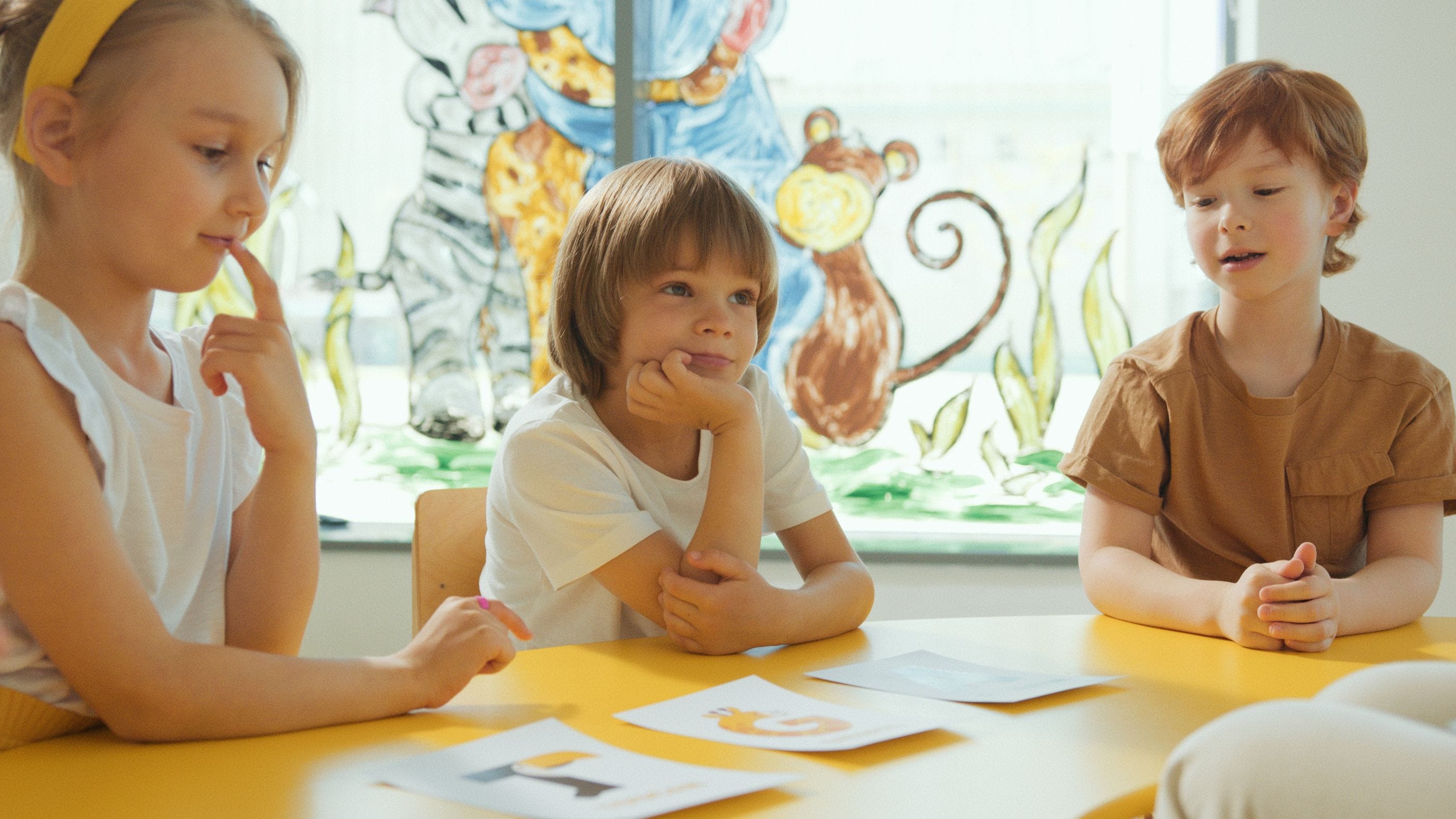 Niña sonriendo durante una sesión de apoyo pedagógico personalizado